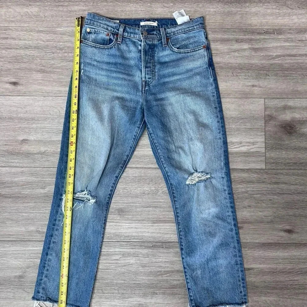 Levi's Women Blue Distressed Raw‎ Hem Wedgie Straight Capital E Jeans Size 28
